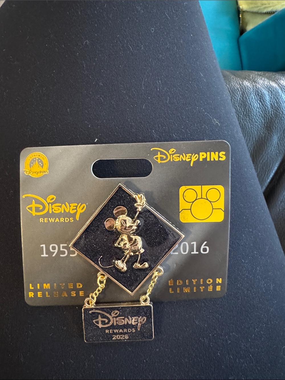 Disney pin trading Disney rewards Limited edition pin for Visa card members NWT